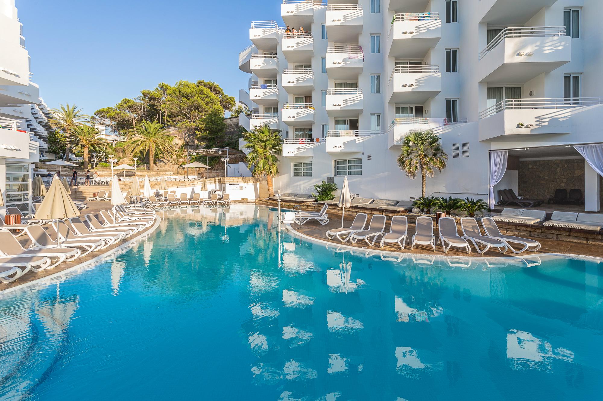 Fergus Style Cala Blanca Suites Santa Ponsa Exterior photo