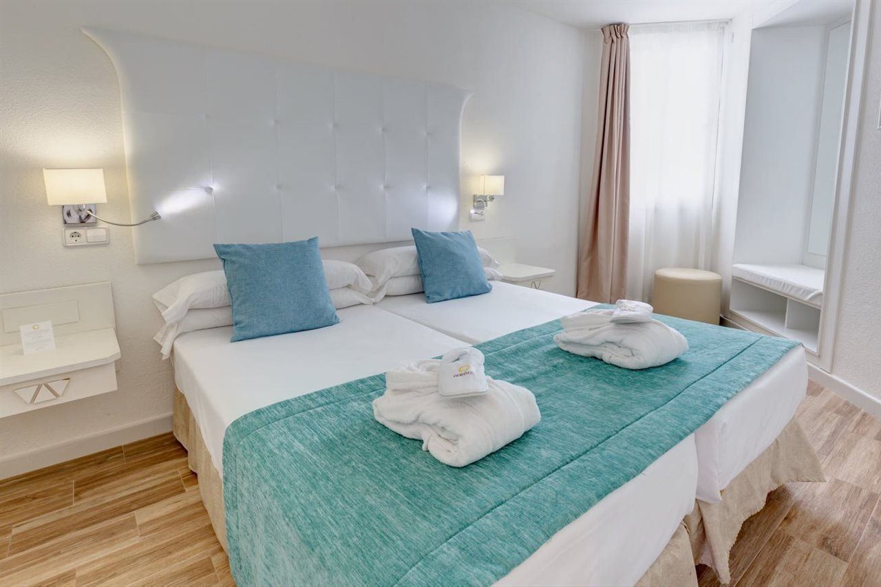 Fergus Style Cala Blanca Suites Santa Ponsa Exterior photo